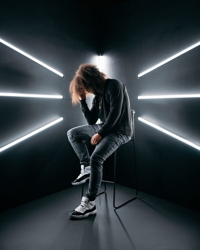 身穿黑色皮夹克和蓝色牛仔牛仔裤的女士